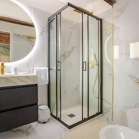 Fanstastic 2bdrm Center!