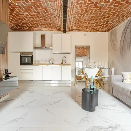 Fanstastic 2bdrm Center!