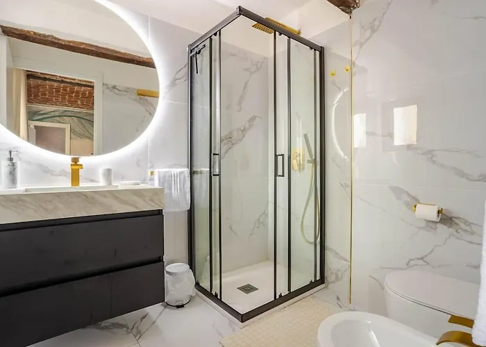 Fanstastic 2bdrm Center!