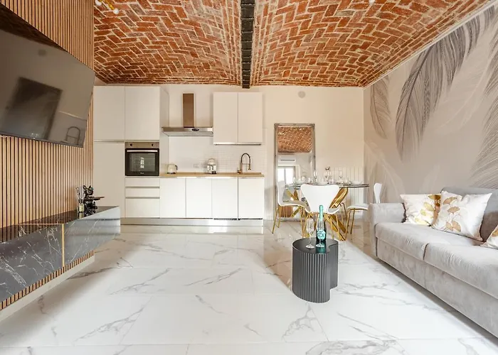 Fanstastic 2bdrm Center!