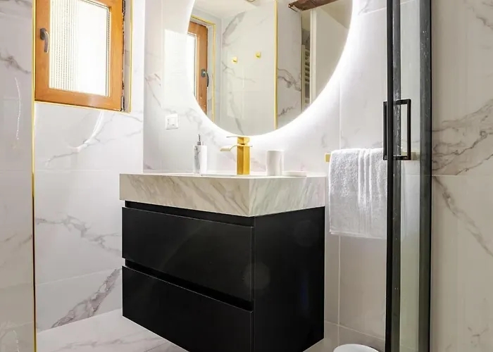 아파트 Fanstastic 2bdrm Center!